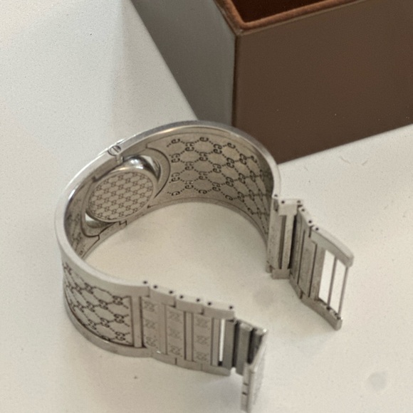 Gucci Silver Twirl Bangle Watch YA112413 - Picture 3 of 7